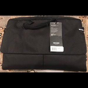 Incase 17” Shoulder Laptop Case